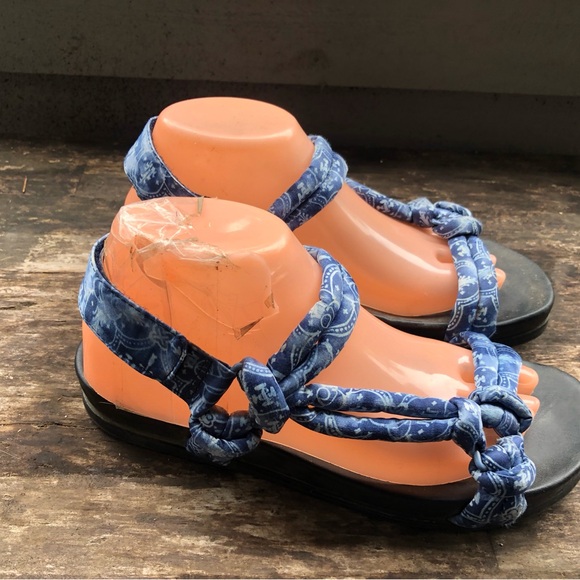 Sam & Libby Women's Multi Blue Fabric Sandal Rubber Sole Adjustable Strap Size 8 - Picture 4 of 11